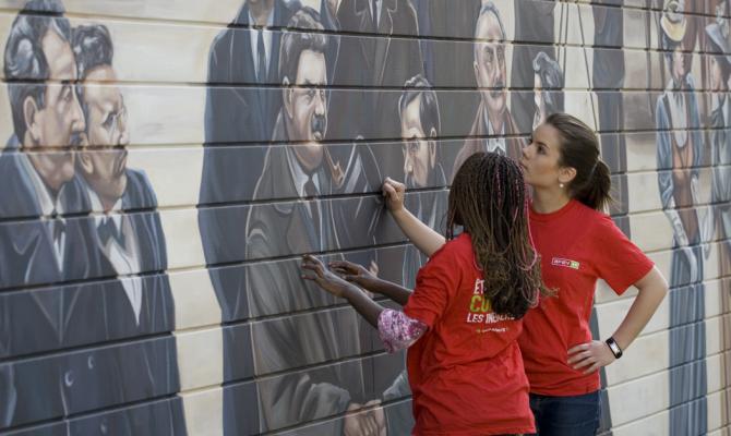 mentor et fille devant fresque murale