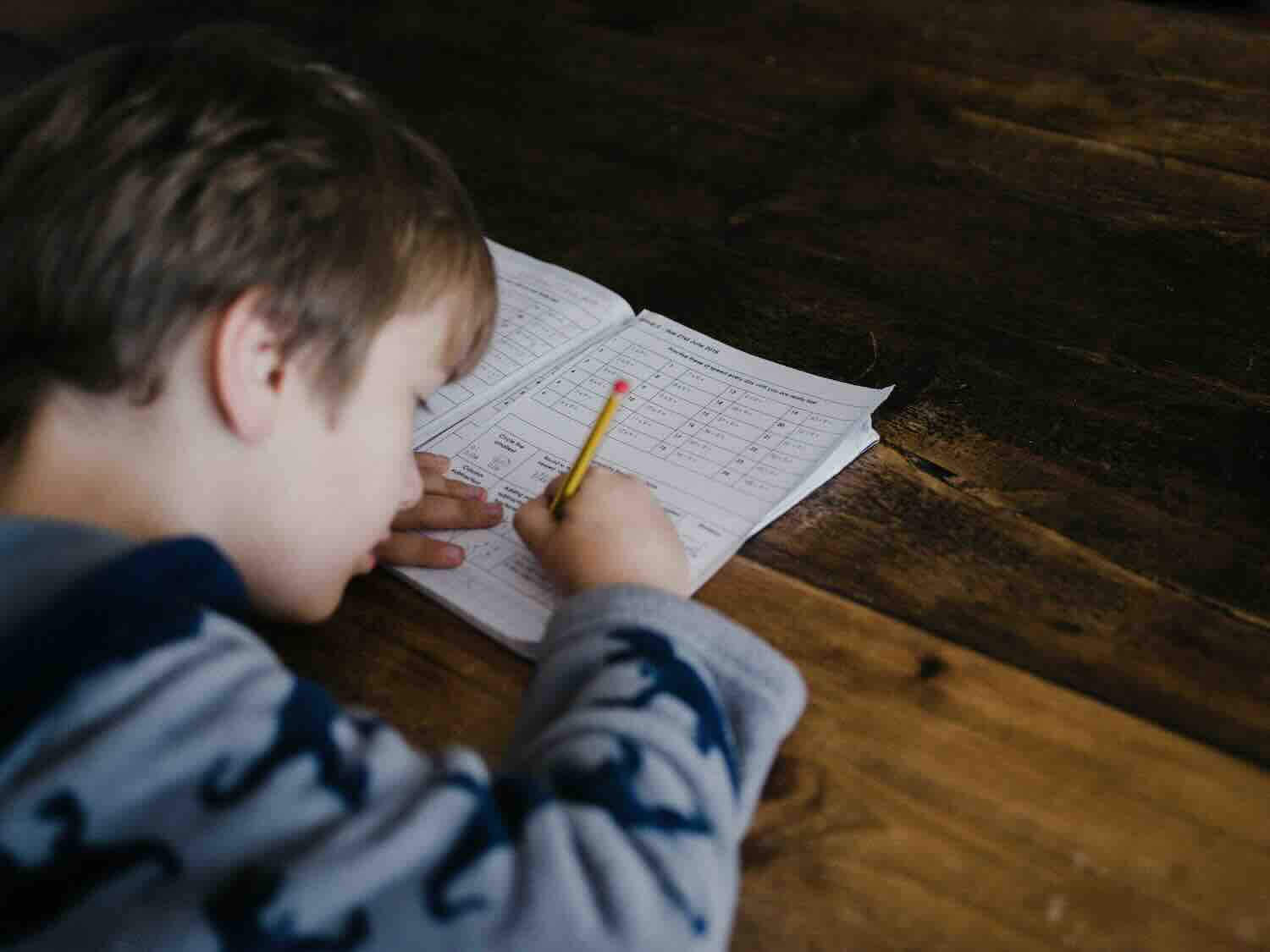 enfant en train d'écrire