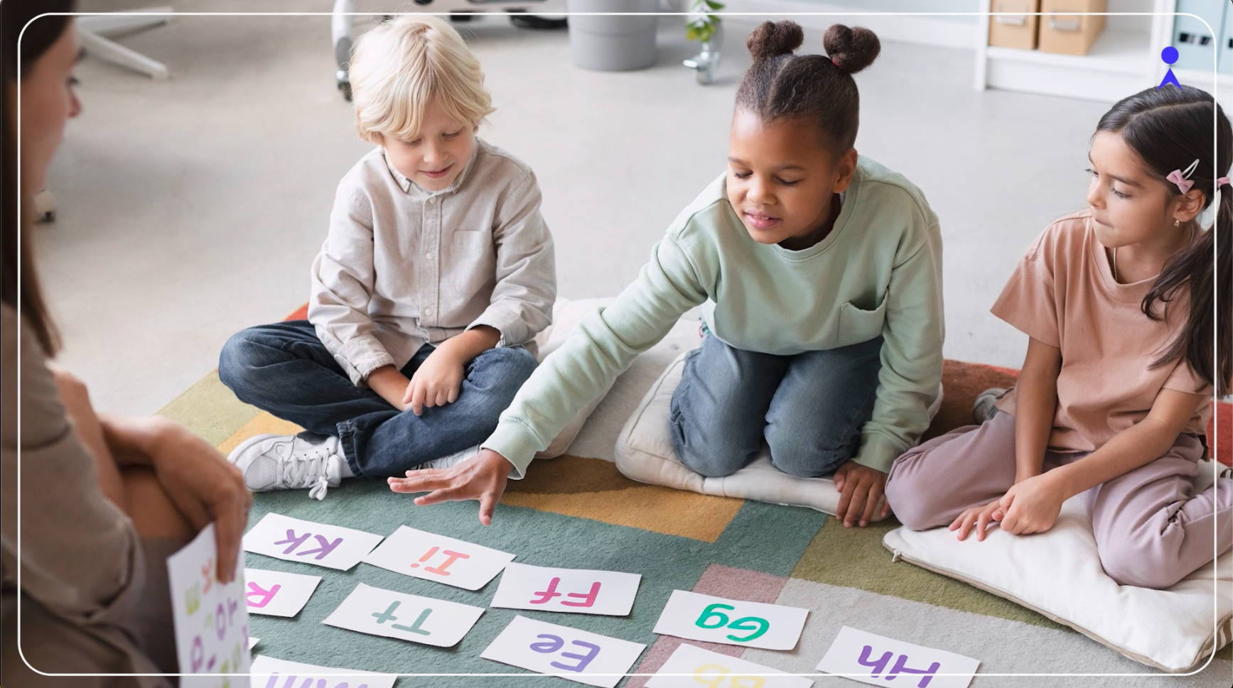 Enfants jouant avec les lettres de l'alphabet