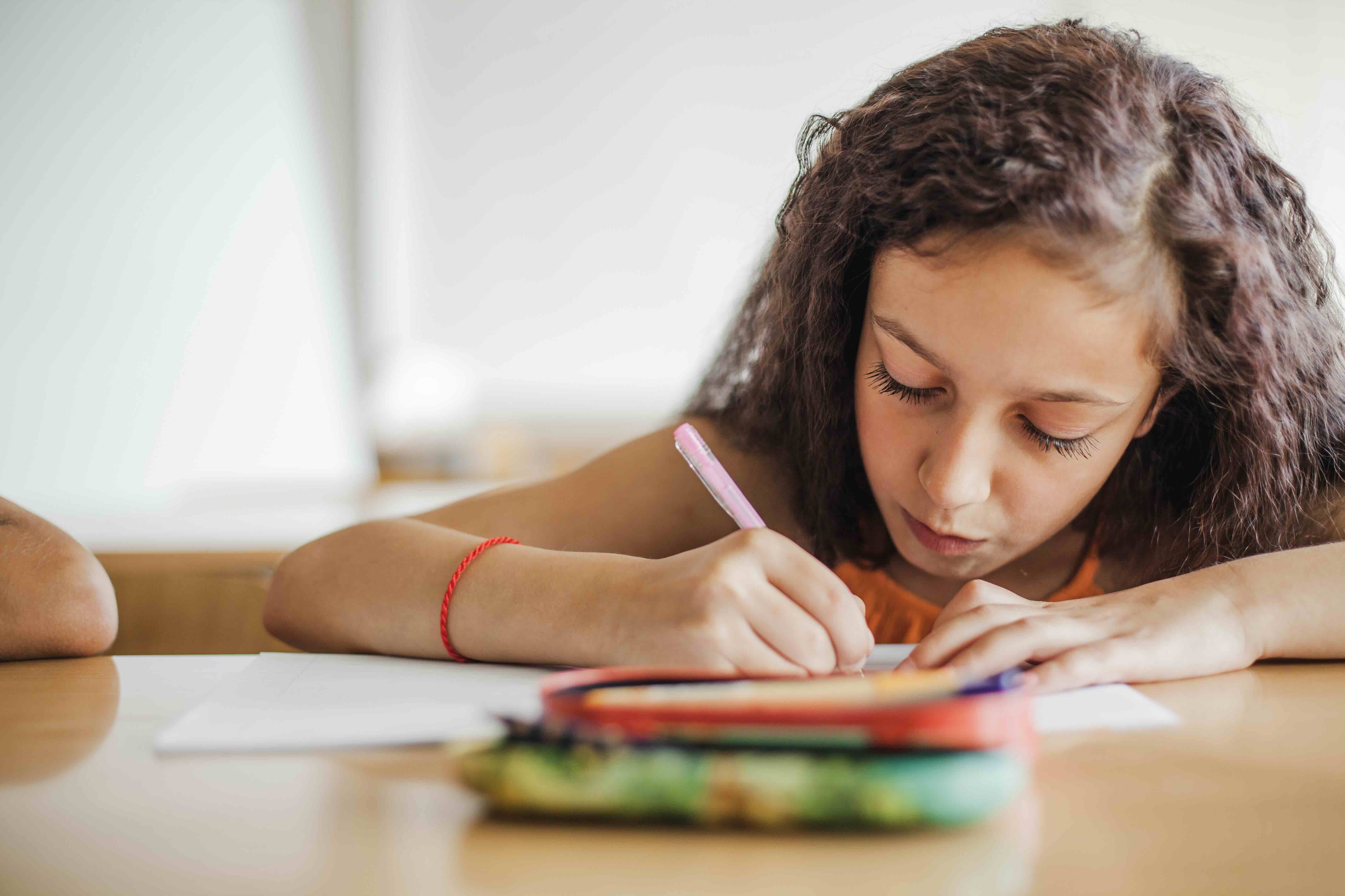 enfant qui écrit